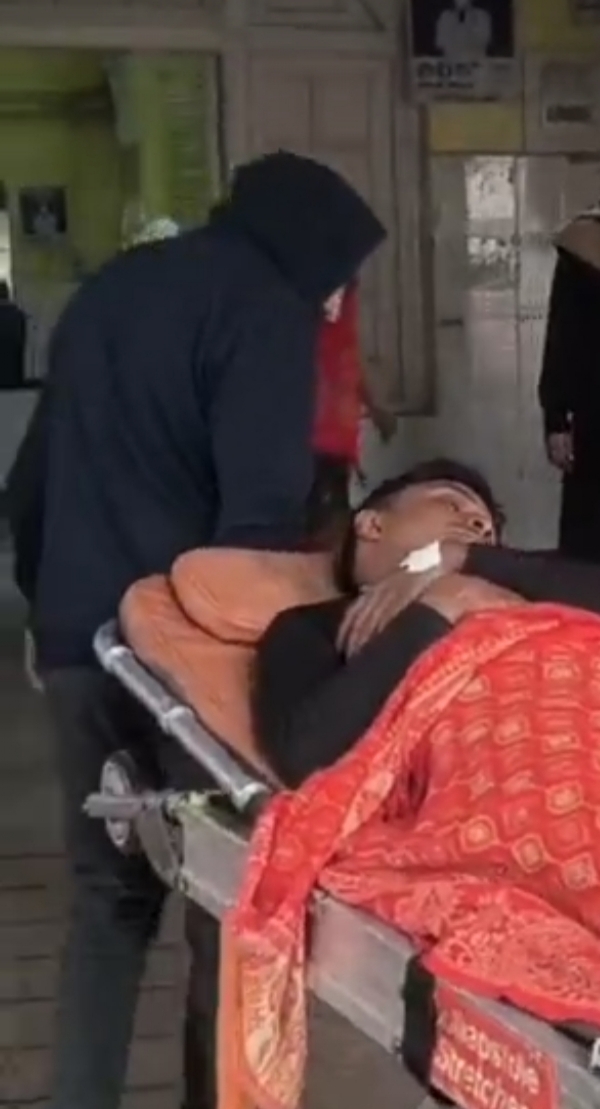 अस्पताल में भर्ती घायल युवक