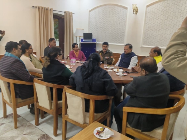 बैठक के दौरान पुलिस आयुक्त रघुबीर लाल व जनप्रतिनिधियों का छायाचित्र बैठक के दौरान पुलिस आयुक्त रघुबीर लाल व जनप्रतिनिधियों का छायाचित्र