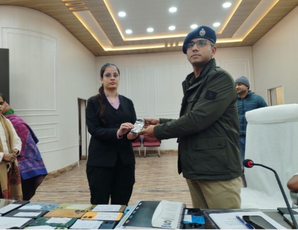 रिजर्व पुलिस लाइंस स्थित रविंद्रालय में आयोजित कार्यक्रम के दौरान सीओ हाइवे शिवम आशुतोष गुमशुदा मोबाइल बरामद कर उनके वास्तविक मालिकों को सौंपते हुए। रिजर्व पुलिस लाइंस स्थित रविंद्रालय में आयोजित कार्यक्रम के दौरान सीओ हाइवे शिवम आशुतोष गुमशुदा मोबाइल बरामद कर उनके वास्तविक मालिकों को सौंपते हुए।