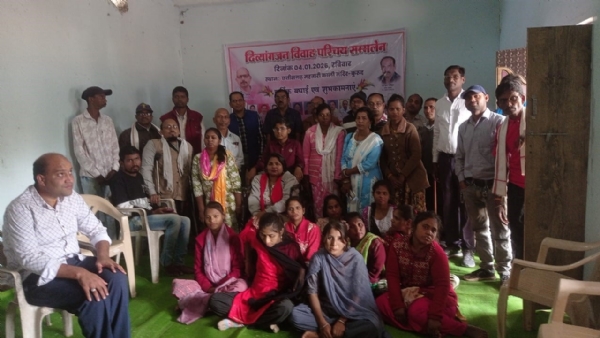 परिचय सम्मेलन में उपस्थित दिव्यांग युवक-युवती व आयोजक समिति के लोग।