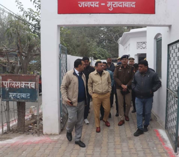 पुलिस क्लब में वीडियो कॉन्फ्रेंसिंग रूम का निरीक्षण करते वरिष्ठ पुलिस अधीक्षक व अन्य।