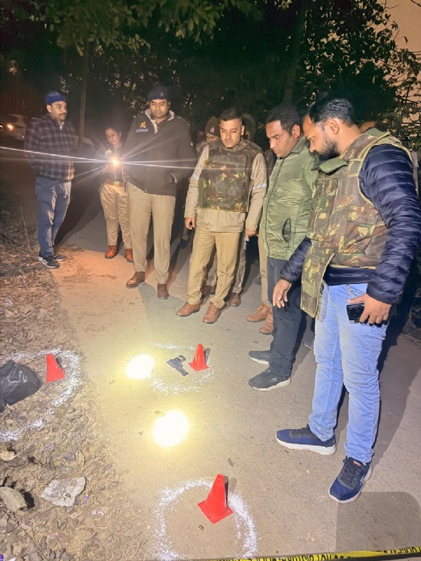 मुठभेड़ स्थल पर पुलिस टीम