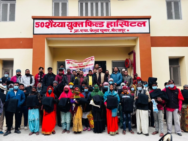 प्राथमिक स्वास्थ्य केंद्र चुनार परिसर में टीबी मरीजों को कंबल वितरण।