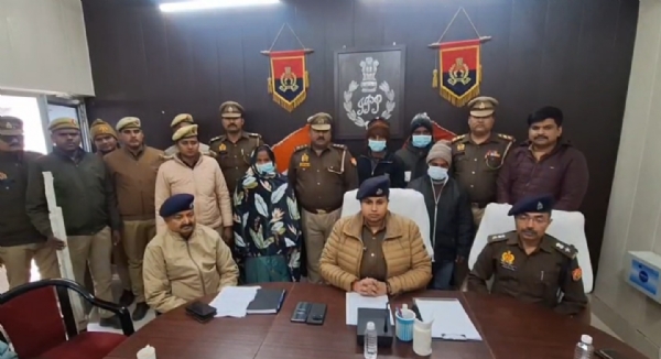 खुलासा करती हुई पुलिस अधीक्षक