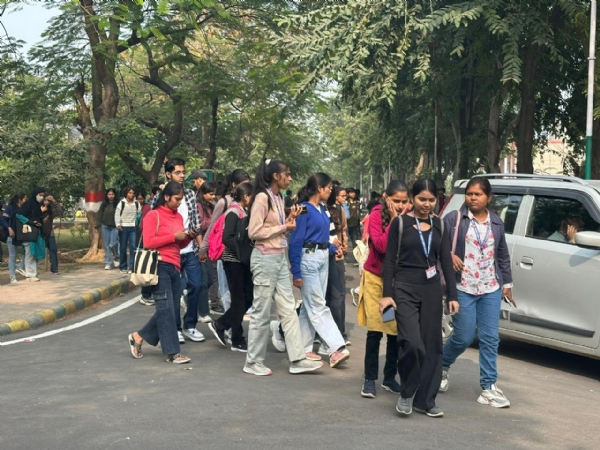 विश्वविद्यालय परिषर में छात्र छात्राओं का छायाचित्र