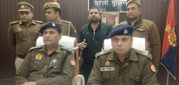 बरेली बवाल मामले में गवाह की हत्या की साजिश का खुलासा करते एसपी ट्रैफिक मोहम्मद अकमल खान व सीओ तृतीय पंकज श्रीवास्तव, साथ में गिरफ्तार सुपारी किलर और बरामद तमंचा व नकदी। बरेली बवाल मामले में गवाह की हत्या की साजिश का खुलासा करते एसपी ट्रैफिक मोहम्मद अकमल खान व सीओ तृतीय पंकज श्रीवास्तव, साथ में गिरफ्तार सुपारी किलर और बरामद तमंचा व नकदी।