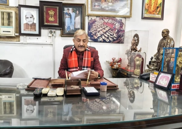 प्रतापगढ़ में पत्रकार वार्ता करते कांग्रेस नेता प्रमोद तिवारी