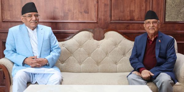 दिल्ली रवाना होने से पहले ओली और प्रचंड के बीच मुलाकात से राजनीतिक सरगर्मी तेज