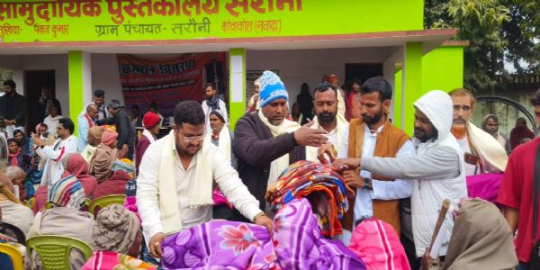 सरौनी मुखिया ने सैकड़ों जरूरतमंदों के बीच किया कम्बल का वितरण