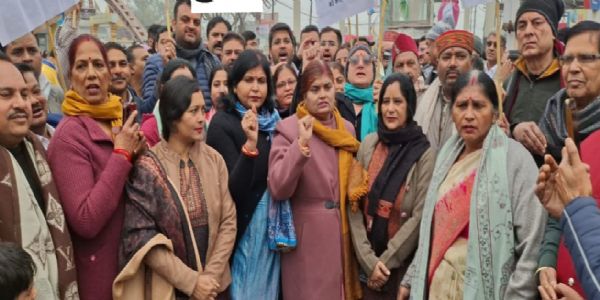 भाजपा का आराेप- कांग्रेस कर रही पहाड़ की बेटी का अपमान, प्रदर्शन कर फूंका पुतला