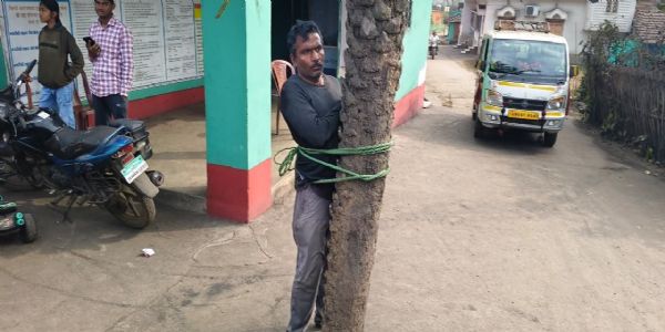 कोयला लदी हाइवा ने कार को मारी टक्कर, चालक को खजूर के पेड़ में बांधा