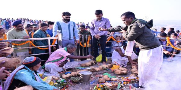 जशपुर: केशलापाठ पहाड़ पर आस्था का महासंगम, तमता मेले में शामिल हुए कलेक्टर रोहित व्यास