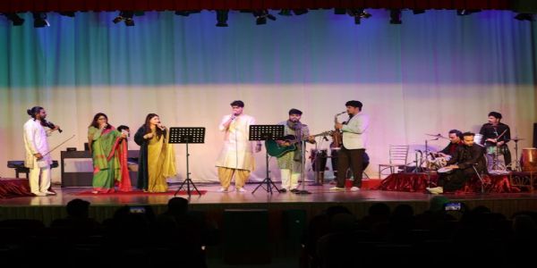 गीत-संगीत और नृत्य की मनमोहक जुगलबंदी काे देख मंत्रमुग्ध हुए दर्शक