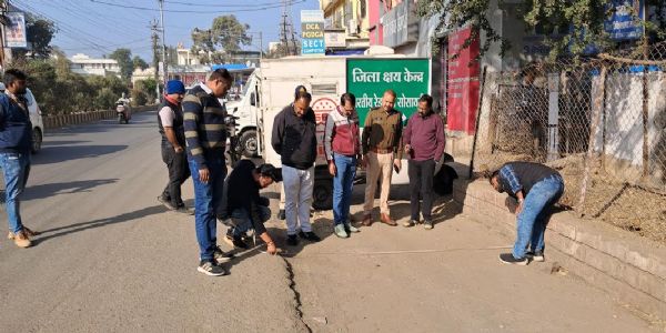 मंदसौरः पुलिस प्रशासन की टीम ने शहर के मध्य नपति कर चिन्हित किये पार्किग स्थल