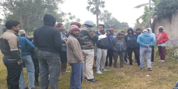 घर से शौच के लिये निकले युवक का शव बरामद, इलाके में सनसनी