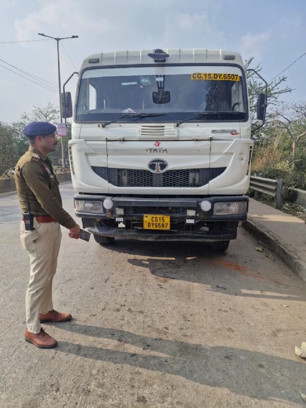 रिंग रोड पर खड़े भारी वाहनों पर कार्रवाई