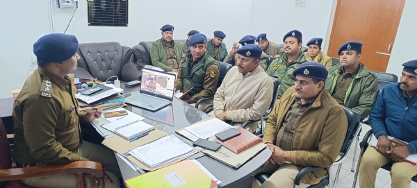 अपराध गोष्ठी में मौजूद पुलिस अधिकारी