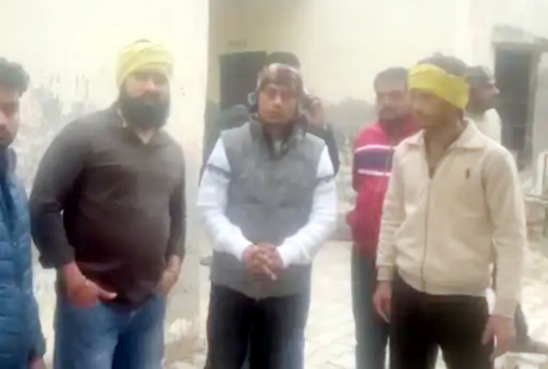 गोरक्षा दल टीम मामले की जानकारी देते हुए।