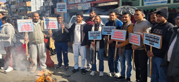 पुतला दहन एवं प्रदर्शन करते भाजपा कार्यकर्ता