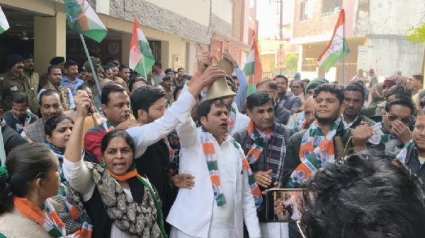 इंदौर की घटना को लेकर भाजपा जनप्रतिनिधियों के घर के बाहर घंटे,घड़ियाल बजाकर कांग्रेसजनों ने किया विरोध प्रदर्शन