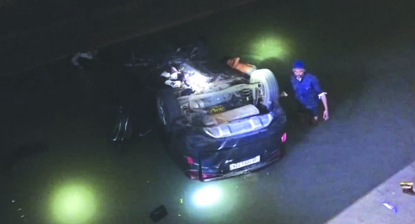 कार को गंगनहर से बाहर निकालते हुए