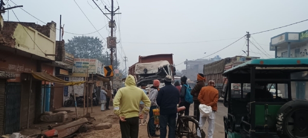 डंपर की टक्कर से चिकित्सक के पूरे मकान में आई दरारें