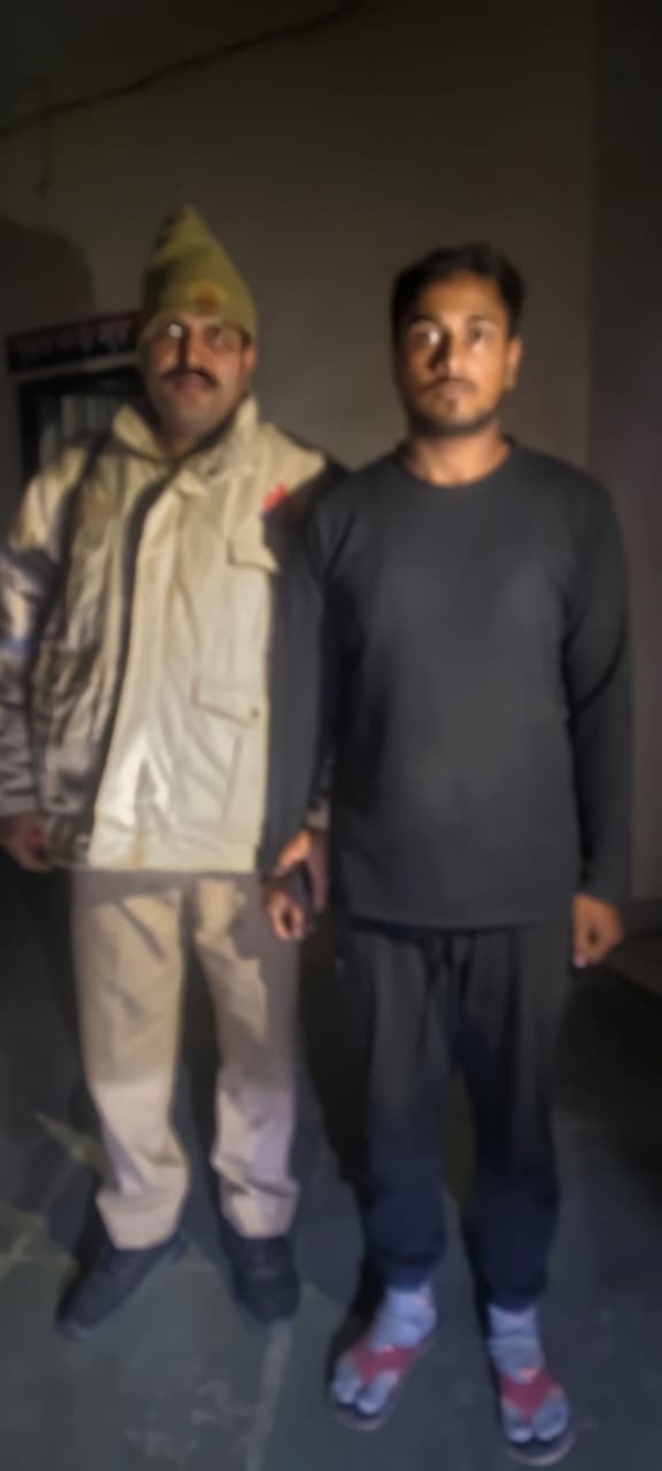 गिरफ्तार आरोपी के साथ पुलिस गिरफ्तार आरोपी के साथ पुलिस