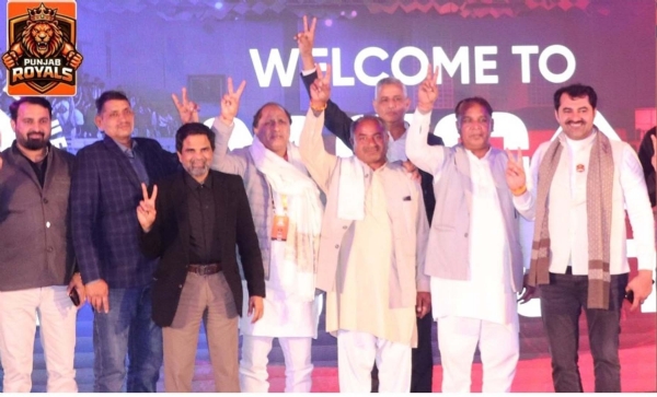 प्रो रेसलिंग लीग में पंजाब रॉयल्स टीम की नीलामी के दौरान धर्मपाल राठी पहलवान व अन्य।