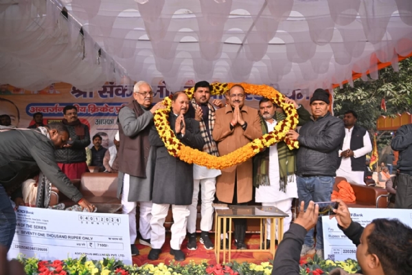 राज्य मंत्री दिनेश प्रताप सिंह का स्वागत करते हुए बीजेपी कार्यकर्ता