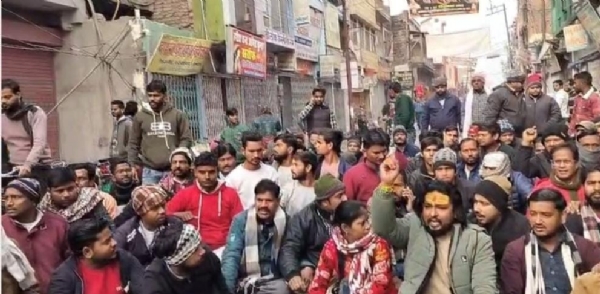 धरना देते व्यापारी