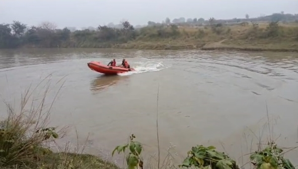 नदी में सर्च आपरेशन करते एनडीआरएफ की टीम।