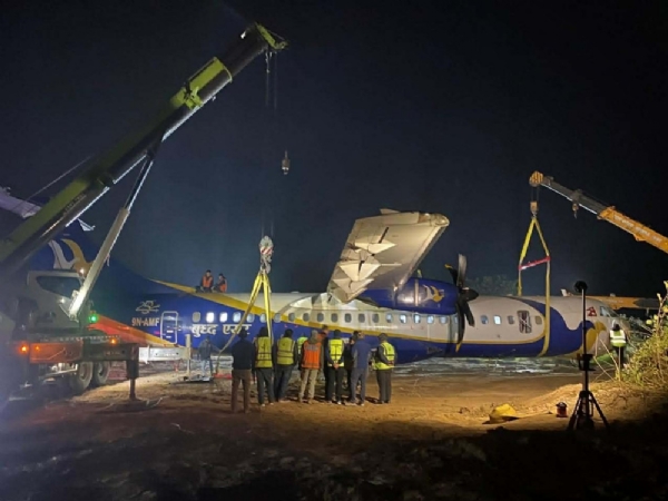 रनवे पर फंसे विमान को करें से निकलते हुए