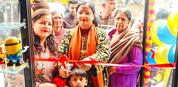 संजिता डोगरा ने पटोली में ‘तोहफा’ गिफ्ट्स एंड वेडिंग स्टोर का उद्घाटन किया