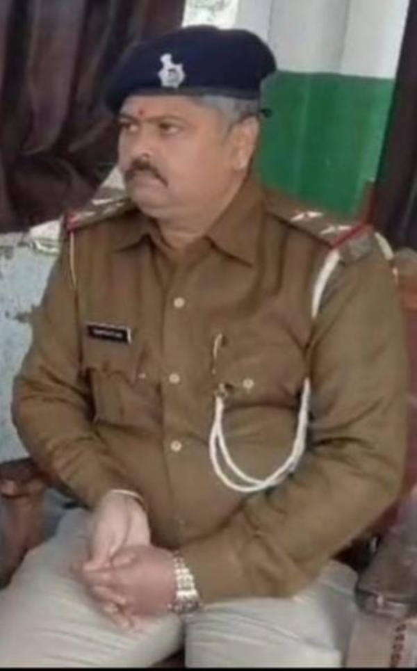 भ्रष्ट दोनों पुलिस कर्मी की फोटो