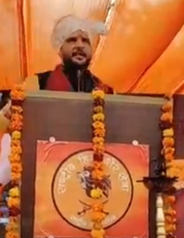 संबोधित करते हिंदू शेर सेना के राष्ट्रीय अध्यक्ष