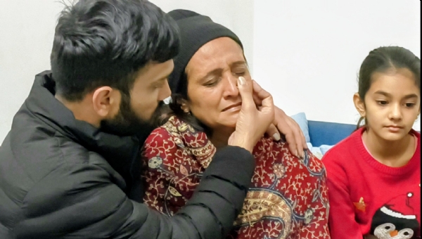 अपनी मां के आंसू पोंछता डॉ जयदीप राठी का बेटा।