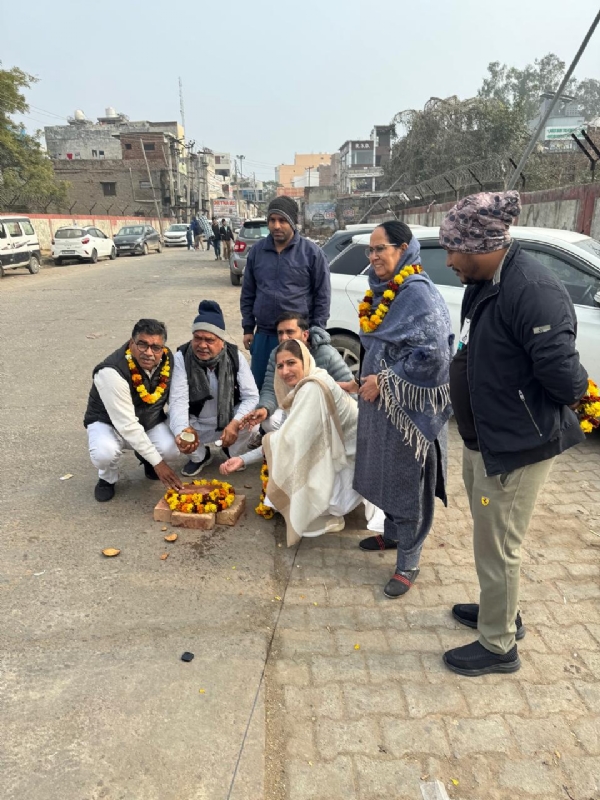 बहादुरगढ़ के पुराना कोर्ट परिसर रोड के साथ कूड़ा संग्रह केंद्र का शिलान्यास करती नगर परिषद अध्यक्ष सरोज राठी।