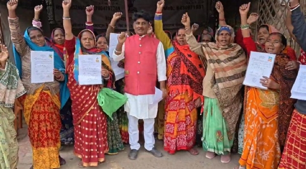 प्रदर्शन करते भूमिहीन