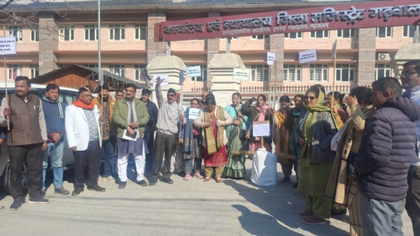 पौड़ी में कांग्रेस का  विरोधी प्रदर्शन करते भाजपा कार्यकर्ता