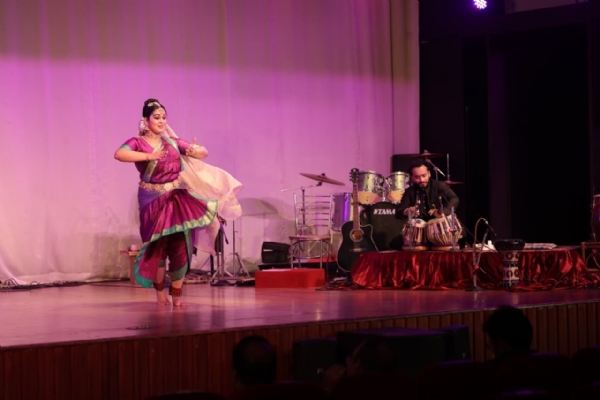 एसआरएमएस रिद्धिमा में म्यूजिकल सागा के दौरान गुरुजनों और कलाकारों ने नये वर्ष का स्वागत करते हुए प्रस्तुति दी।