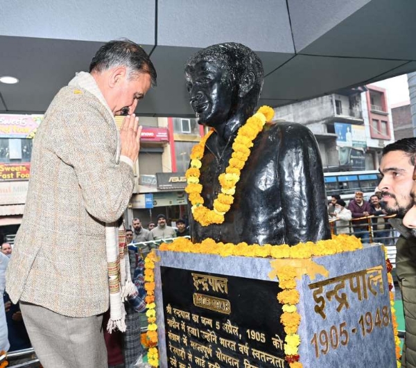 मुख्यमंत्री ने नादौन में स्वतंत्रता सेनानी इंद्रपाल की प्रतिमा एवं स्मारक का उदघाटन करते हुए।