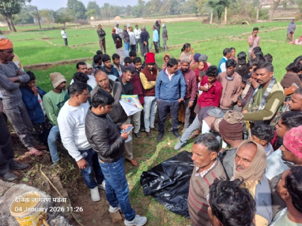 कुएं से शव बरामद के दौरान पडवा थाना प्रभारी अंचित कुमार व अन्य।