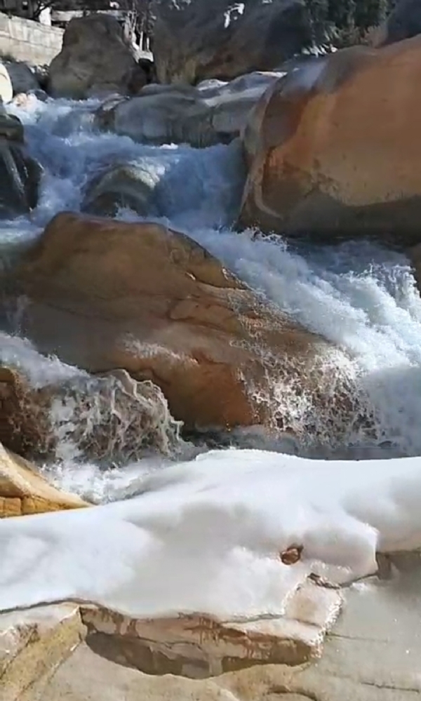 पाले से जमी नदियां।