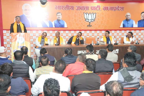 भारतीय जनता पार्टी के प्रदेश संगठन महामंत्री हितानंद ने प्रदेश कार्यालय में जिले के विभिन्न टोलियों की बैठक को किया संबोधित