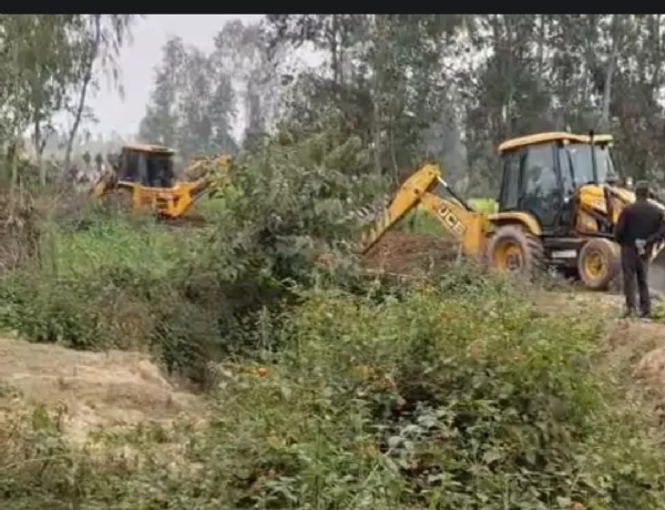 परिक्रमा मार्ग पर चक मार्ग से अतिक्रमण हटाती बुलडोजर टीम