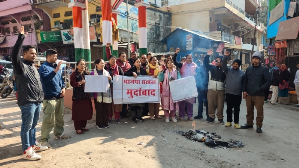 कांग्रेस ने राज्य सरकार का फूंका पुतला।