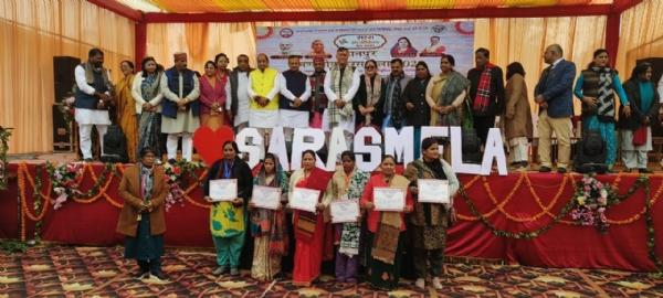 कार्यक्रम के दौरान महिलाओं को किया गया सम्मानित