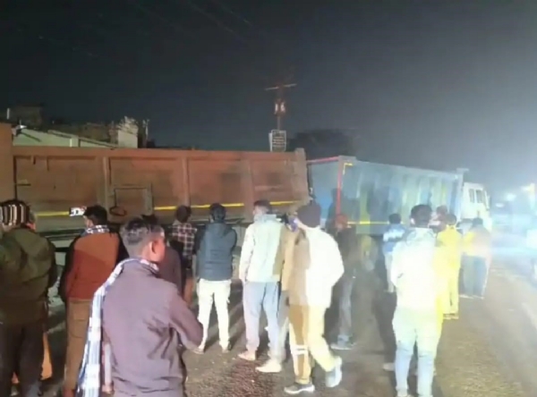 हाइवे में दो ट्रकों की टक्कर में चालक की मौत, चक्कर के बाद ट्रक मकान में घुसा