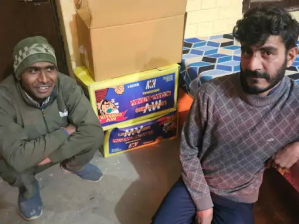 पलवल में पटाखों के साथ काबू हुए युवक।