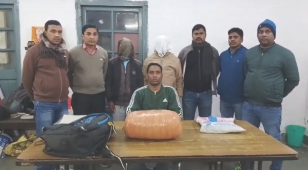 गिरफ्तार आरोपी की जानकारी देते आरपीएफ के पदाधिकारी